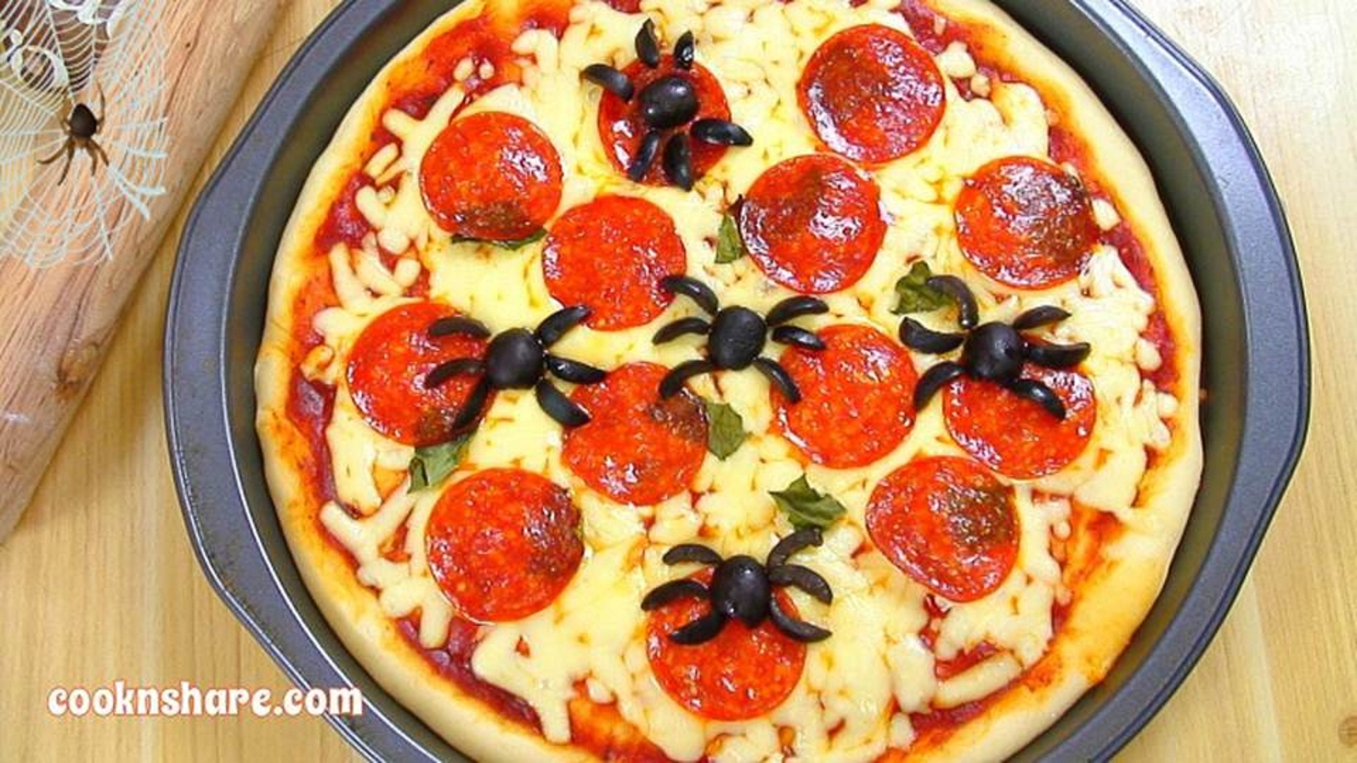 Easy Halloween Spider Pizza, Recipe